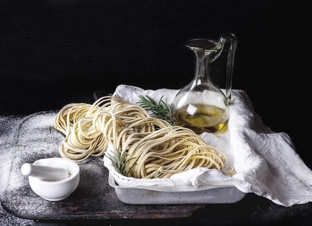 Pasta et huile de cuisson sur la table