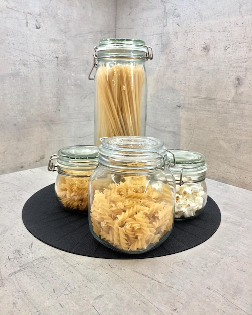 Photo pasta italienne dans des pots de verre de stockage