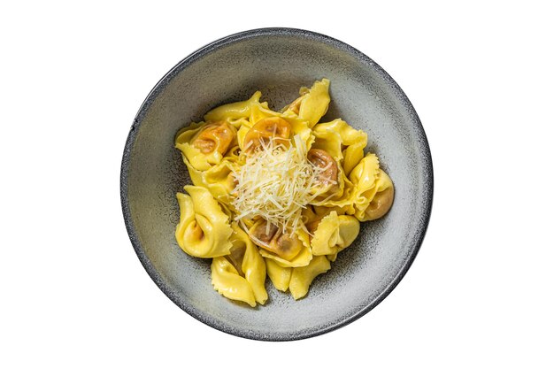 Pasta italienne ravioli avec fromage mozzarella et tomate dans l'assiette Arrière-plan blanc isolé Vue du haut