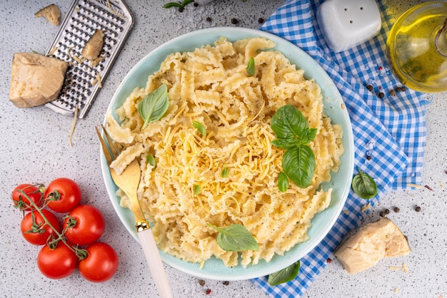 Pasta de Mafaldine avec une sauce blanche crémeuse