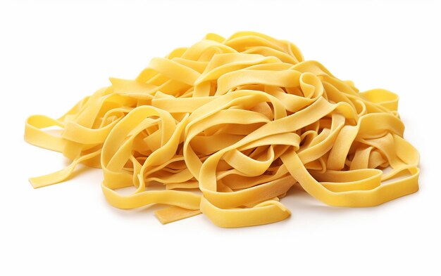 Pasta de Tagliatelle crue isolée sur un fond blanc