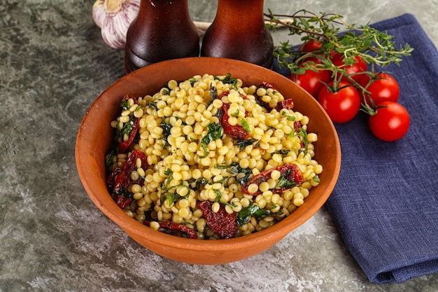 Photo pasta végétarienne ptitim avec des légumes