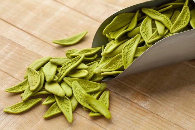 Photo paste d'épinards verts italiens de apulie en forme de feuilles d'olive de près