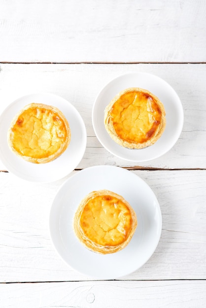 Pasteis de nata, pâtisseries typiques aux œufs portugais sur une table fixe. Vue de dessus avec espace de copie