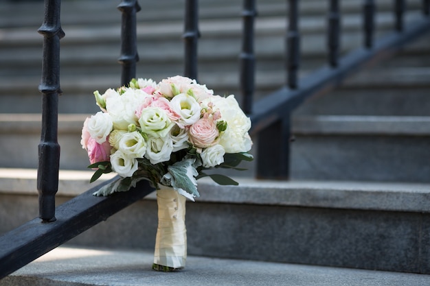 Photo pastel de mariée coloré beau bouquet de fleurs différentes. bouquet de mariage d'été ou de printemps