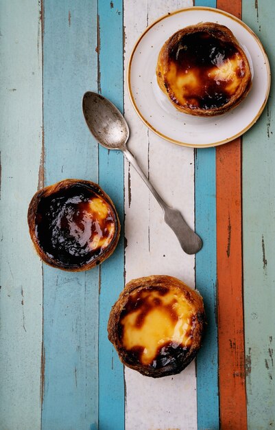 Pastel de nata. Dessert traditionnel portugais, tarte aux œufs sur le fond en bois. Vue de dessus