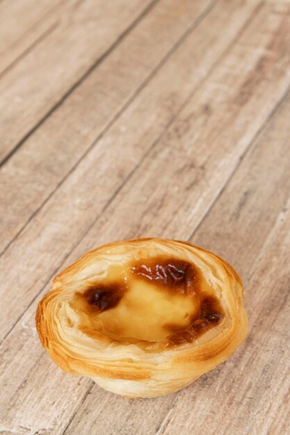 Pastel de nata ou pastel de belem du Portugal sucré sur une table en bois avec un format vertical pour les médias sociaux