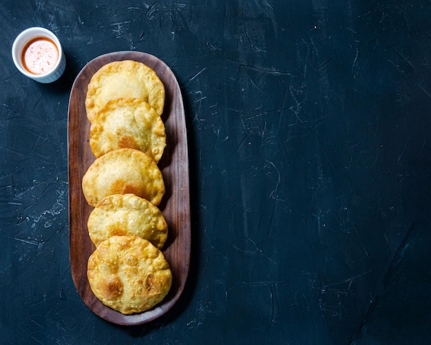 Pastelito cuisine vénézuélienne traditionnelle sur fond sombre, vue plate