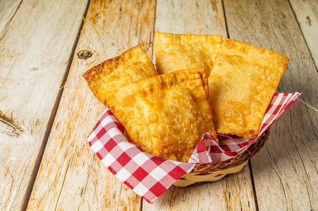 pastelzinho frito, pâte frite traditionnelle brésilienne sur table en bois