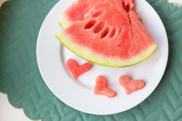 Pastèque sur une assiette blanche