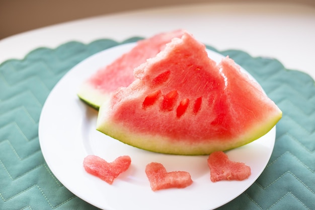 Pastèque sur une assiette blanche