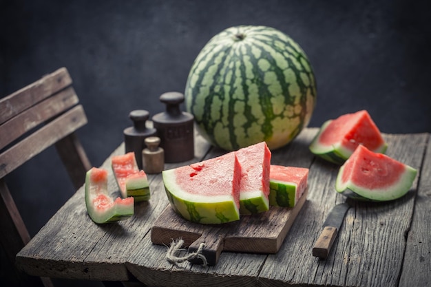 Pastèque douce dans une vieille cuisine rustique