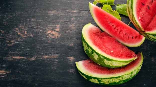 Pastèque fraîche Fruits Melon Sur un fond en bois noir Espace libre pour le texte Vue de dessus