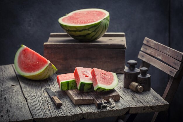 Pastèque hachée dans une vieille cuisine rustique