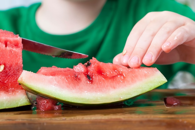 Pastèque mûre rouge coupée en morceaux