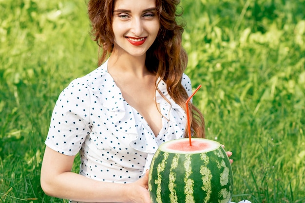 Pastèque avec paille à cocktail.