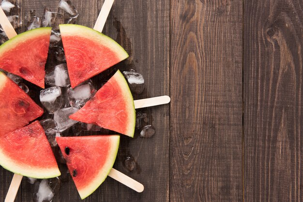 Pastèque en tranches de crème glacée aux fruits sur fond de bois