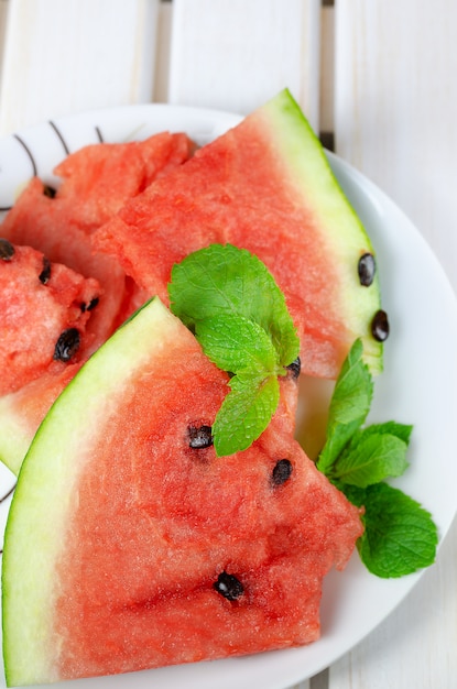 Pastèque en tranches à la menthe sur blanc