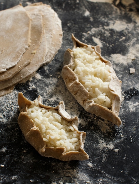 Pasties caréliennes traditionnelles avec du riz avant le four