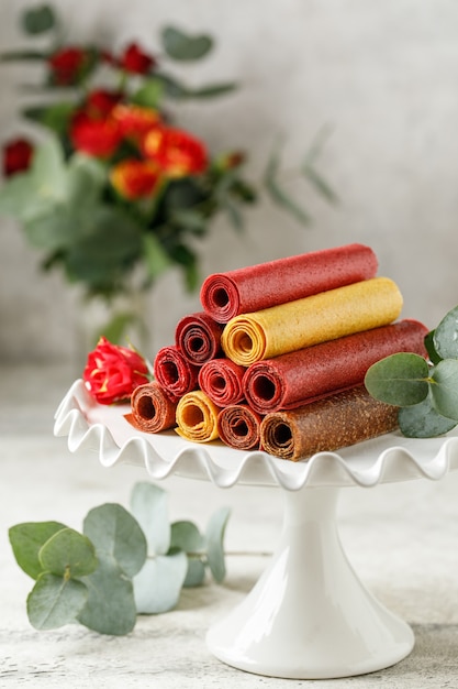 Pastille de baies de guimauve aux fruits sur fond clair