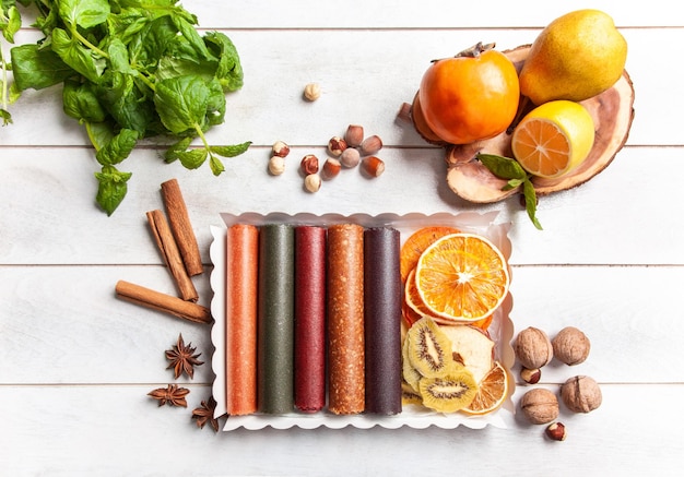 Pastille de fruits de différentes saveurs et chips de fruits ou tranches de fruits secs dans une boîte cadeau