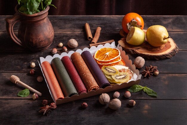 Pastille de fruits de différentes saveurs et chips de fruits ou tranches de fruits secs dans une boîte cadeau