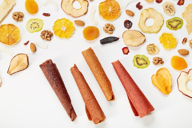 Photo pastilles aux fruits soigneusement empilés de différentes couleurs et noix