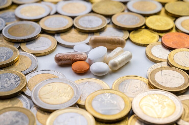 Photo les pastilles et les comprimés les pièces autour d'eux les coûts des médicaments les thérapies médicales et les hausses de prix
