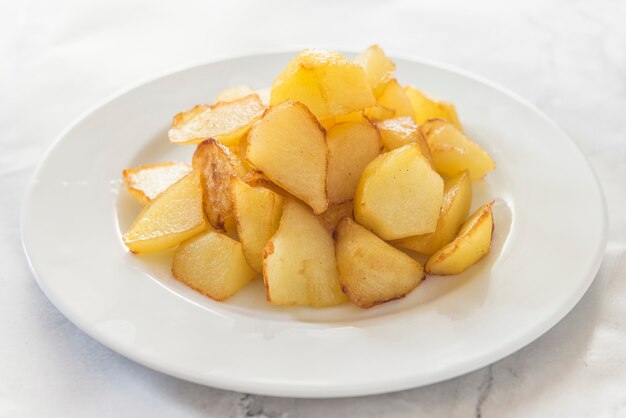 Patatas bravas patates espagnoles traditionnelles snack tapas
