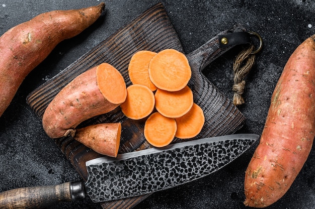 Patate douce batata crue sur table en bois