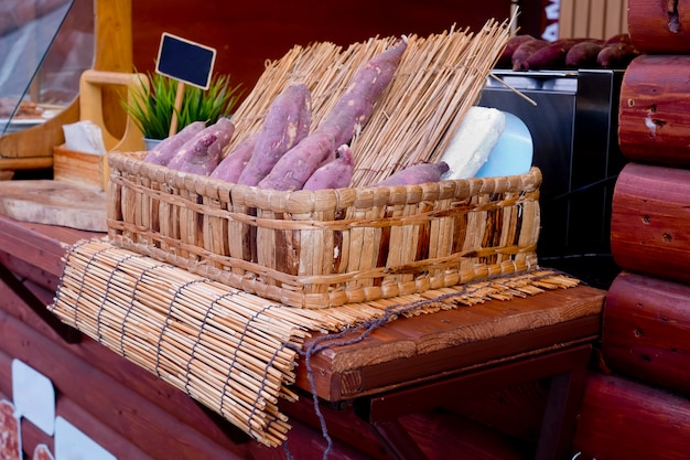 Patate douce avec brochette de bois prête à rôtir