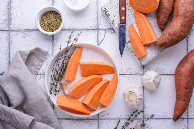 Patate douce crue aux herbes et ail