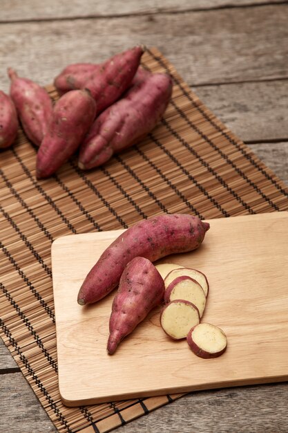 Patate douce crue sur une table en bois