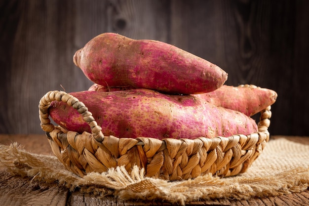 Patate douce crue sur la table