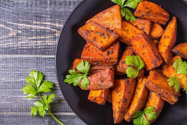 Patate douce cuite maison avec des épices et des herbes