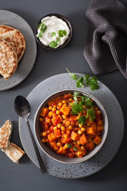 Photo patate douce et curry de pois chiches avec pain naan