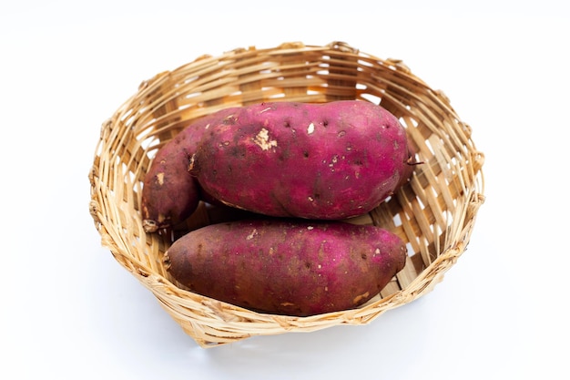 Patate Douce Dans Un Panier En Bambou Sur Blanc