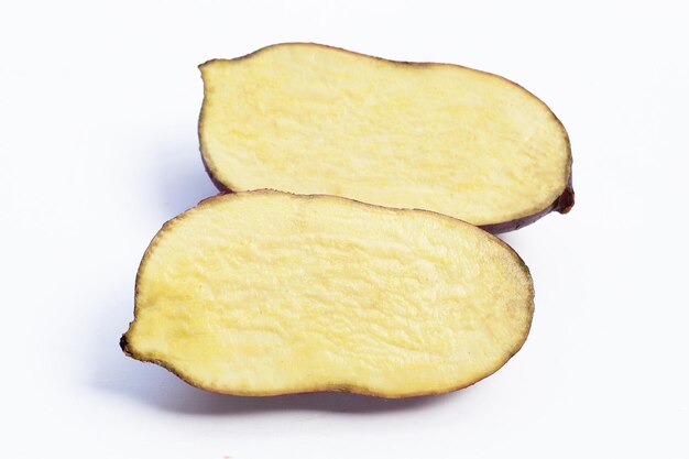 Patate douce sur fond blanc