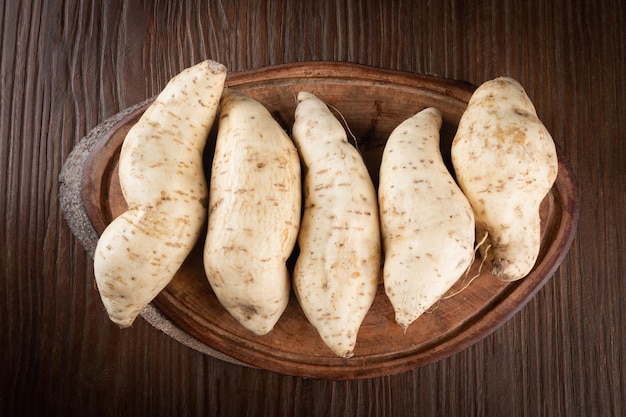 Patate douce fraîche sur fond de bois