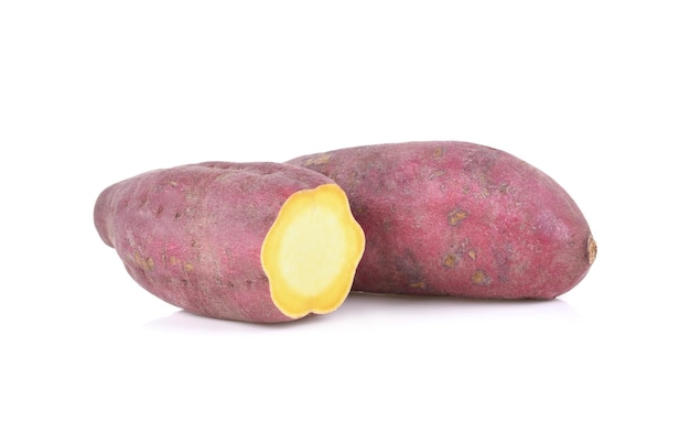 Patate douce isolé sur fond blanc