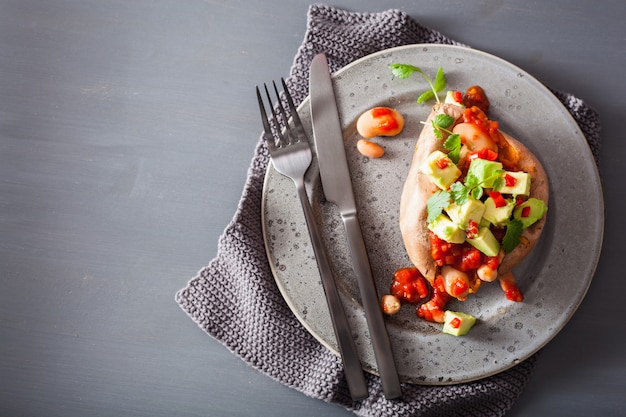 Patates douces au four avec salsa de chili à l'avocat et haricots