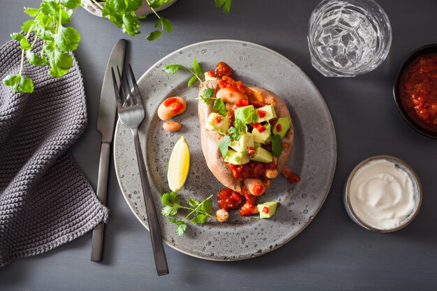 Patates douces au four avec salsa de chili à l'avocat et haricots