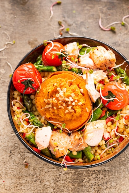 Patates douces farcies au couscous et légumes dans un bol