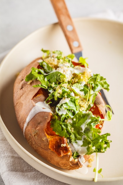 Patates douces farcies au quinoa avec chou frisé et avocat.