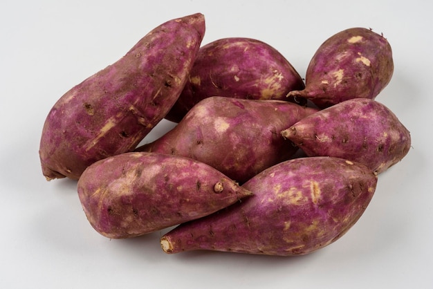 Patates douces isolés sur fond blanc