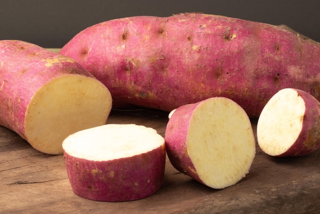 Patates douces sur une planche à découper se bouchent