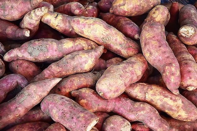 patates douces sur le stand du marché