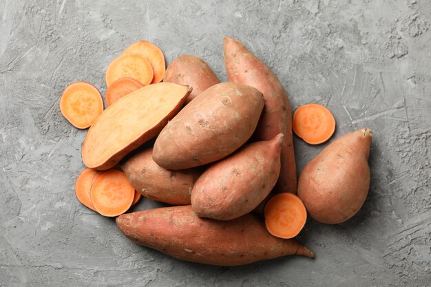 Patates douces sur surface grise. Des légumes