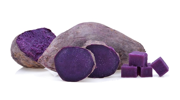 Patates douces violettes sur fond blanc