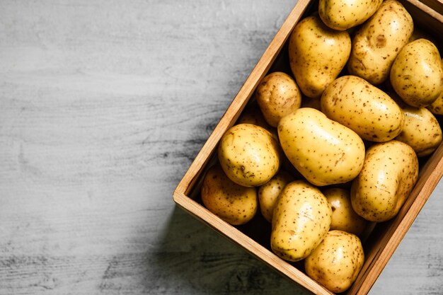 Des patates fraîches sur une table blanche